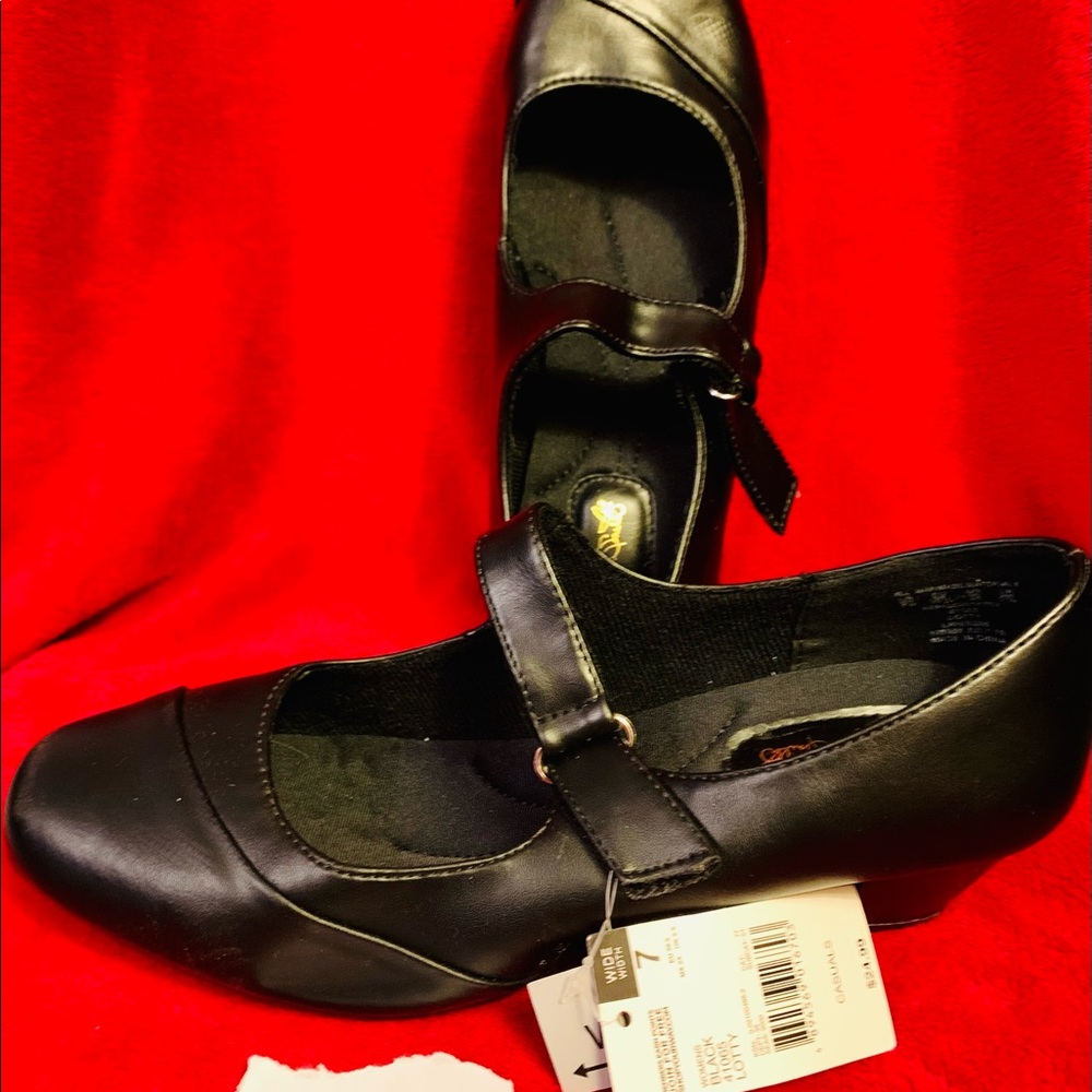 Jaclyn Smith womens pumps. Size 7 wide. Black NWT